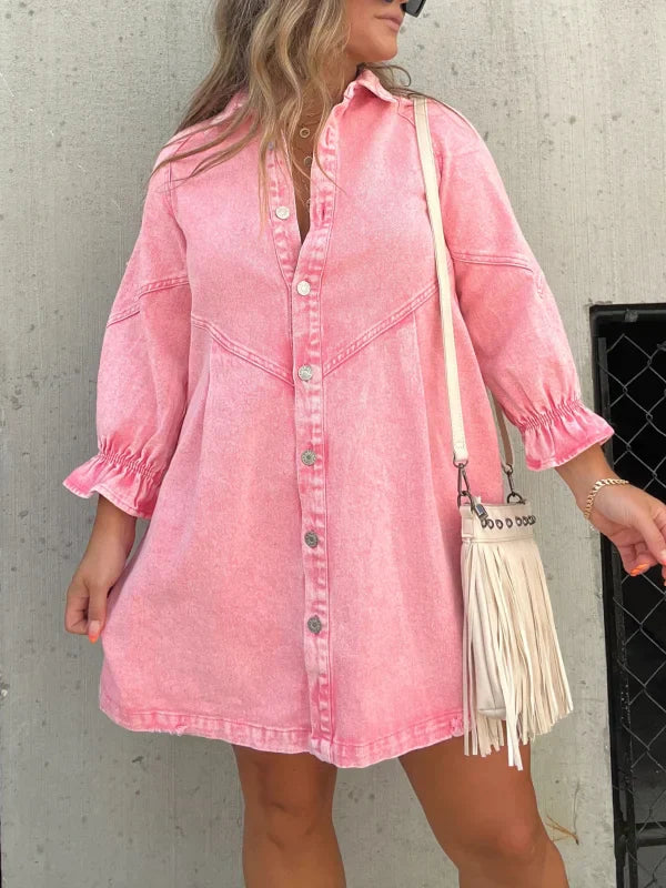Elegante vestido camisero de mezclilla rosa con mangas largas en el centro