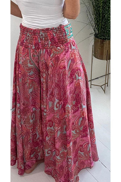 Elegantes pantalones ligeros con bolsillo y cintura elástica en atractivo estampado étnico de cachemira