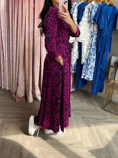 Cautivador vestido camisero con elegante estampado de leopardo en púrpura y azul marino