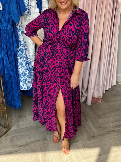 Cautivador vestido camisero con elegante estampado de leopardo en púrpura y azul marino