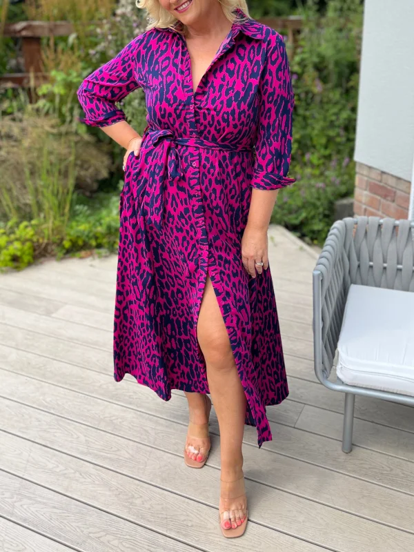Cautivador vestido camisero con elegante estampado de leopardo en púrpura y azul marino
