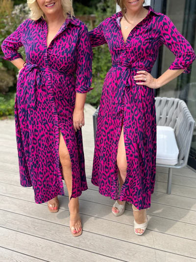 Cautivador vestido camisero con elegante estampado de leopardo en púrpura y azul marino