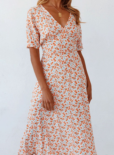 Anna - Vestidos de línea A con elegante escote en V y atrevida abertura dividida, adornados con un trendy estampado urbano.