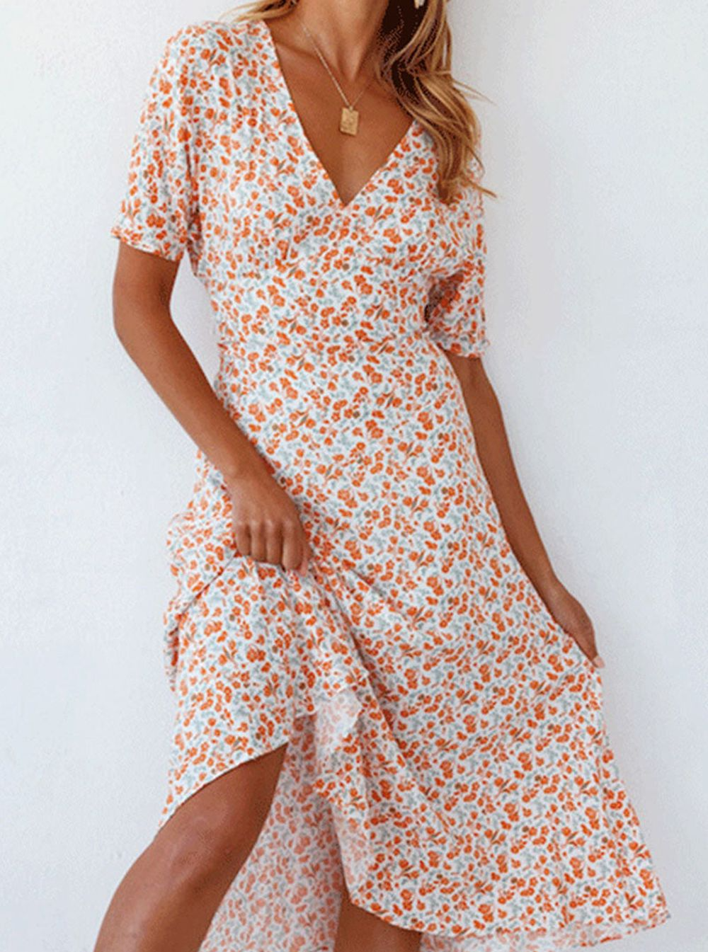 Anna - Vestidos de línea A con elegante escote en V y atrevida abertura dividida, adornados con un trendy estampado urbano.