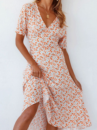 Anna - Vestidos de línea A con elegante escote en V y atrevida abertura dividida, adornados con un trendy estampado urbano.