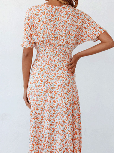 Anna - Vestidos de línea A con elegante escote en V y atrevida abertura dividida, adornados con un trendy estampado urbano.