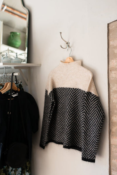 Luxora™ | Elegante Sudadera de Cuello en V con Diseño de Herringbone para un Look Estiloso