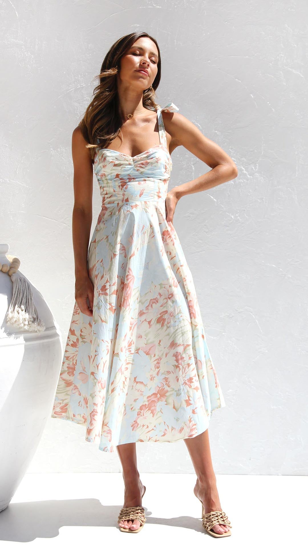 Vestido midi floral con elegantes hombros anudados de TOPERTH